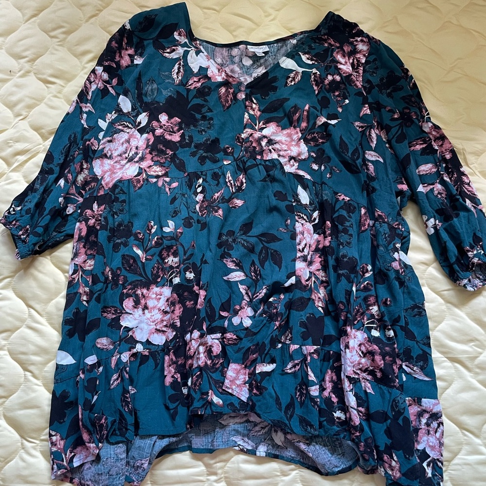 AVENUE womens floral top size 26/28